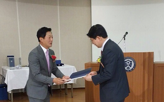 연세대 미래교육원 총동문 회장 (주)치어스 정한 대표가 연세대학교 백양로 사업 발전 기금 1억원에 대한 약정서를 정갑영 총장에게 전달하고 있다. ⓒ 치어스