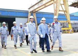  김외현 대표이사(앞줄 오른쪽서 세 번째)와 김종국 사무총장(앞줄 가운데)이 울산 울주군에 위치한 선박 블록 공급 협력회사 '이영산업기계'를 방문해 공장을 둘러보고 있다. Ⓒ 현대중공업