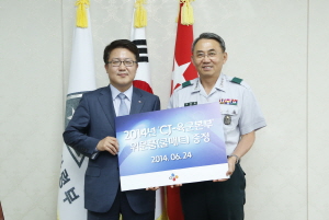  CJ그룹은 군 장병들의 여름나기를 위한 5억원 상당의 쿨매트를 지난 24일 육군본부에 전달했다. 사진은위문품 전달식을 갖고 있는 전진철 상무(좌)와 모종화 중장(우). Ⓒ CJ그룹