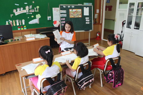  대학생 자원봉사자가 월학초등학교 어린이들과 함께 경제교육 수업을 하고 있다. ⓒ 한화금융네트워크