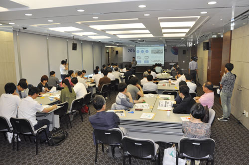  1부 첫 순서에서 전화성 씨엔티테크 대표가 '창업 초기의 경영애로 및 운영 노하우'에 대해 발표하며 참가자들에게 많은 격려를 하고 있다. = 김경태 기자