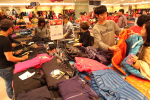  롯데백화점은 27일부터 세일 시작과 함께 전 점포에서 역시즌 행사를 진행한다. ⓒ 롯데백화점