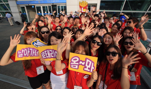  롯데리아 글로벌월정대 60명이 베트남 원정 출국에 앞서 인천국제공항에서 기념촬영을 하고 있다. ⓒ 롯데리아