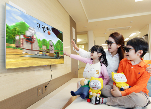  '구름빵'은 하나의 콘텐츠가 다양한 유형으로 발전한 좋은 사례로 꼽힌다. 그런 한편 구름빵은 원작자의 2차 저작권 보호가 한층 강화돼야 한다는 화두를 던져주기도 했다. 사진은 삼성 스마트TV에서 국산 애니메이션 '구름빵'을 3D 콘텐츠로 제공하는 장면. ⓒ 삼성전자