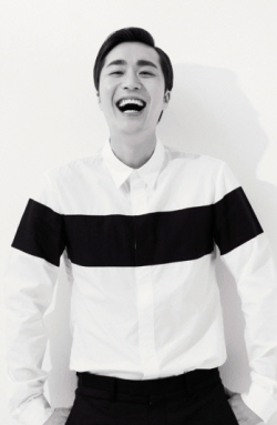  웅진식품이 15년 전의 의리를 지켜 1999년 광고모델 계약 체결, 2000년을 휩쓴 '깨물어 주고 싶은' 초록매실 광고의 주인공 조성모씨를 다시 '초록매실' 광고 모델로 캐스팅했다. ⓒ 웅진식품