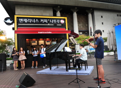 엔제리너스커피와 한국메이크어위시재단과 함께 지난 25일 진행한 '난치병 환아 소원성취 협약행사'에서 피아노를 갖고 싶다는 소원을 이룬 최준석 군이 피아노 연주를, 최준석 군의 동생이 바이올린 연주를 하고 있다. ⓒ 엔제리너스커피