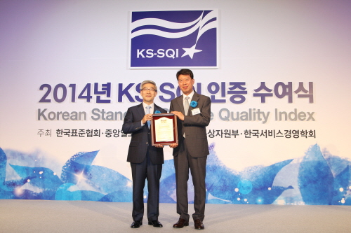  26일 롯데호텔 크리스탈 볼룸에서 열린 2014 KS-SQI 인증 수여식에서 호텔부문 1위에 오른 송용덕 롯데호텔 대표이사(좌)가 수상 후 오재원 한국표준협회 전무(우)와 기념촬영을 하고 있다. ⓒ 롯데호텔