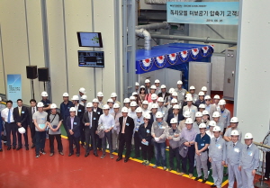  현대중공업 울산 본사에서 진행된 공기압축기 시연회에 참석한 관계자들이 제품 설명을 듣고 있다. Ⓒ 현대중공업