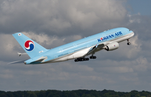  대한항공은 오는 28일 '하늘을 나는 호텔'로 불리는 A380 아홉 번째 항공기를 도입, 장거리 노선에서 안락함과 동시에 프리미엄을 추구하는 고객에게 최상의 서비스를 제공해나갈 예정이다. ⓒ 대한항공