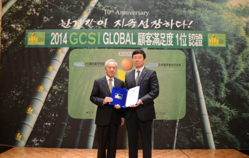  지난 26일 일본 나고야에서 열린 '2014 글로벌고객만족도(GCSI) 조사'에서 아키야마 모리요시 일본능률협회컨설팅 회장(왼쪽)이 대한항공 문지영 상무(오른쪽)에게 항공여객운송서비스 부문 1위를 수여하고 있다. ⓒ 대한항공