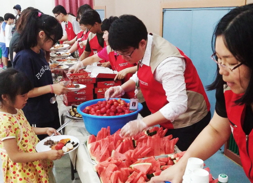  세븐일레븐 봉사단 20여명은 26일 오후 서울 은평구 소재 은평천사원에서 아이들과 함께 즐거운 시간을 보내고 따뜻한 저녁 식사를 대접했다. ⓒ 세븐일레븐