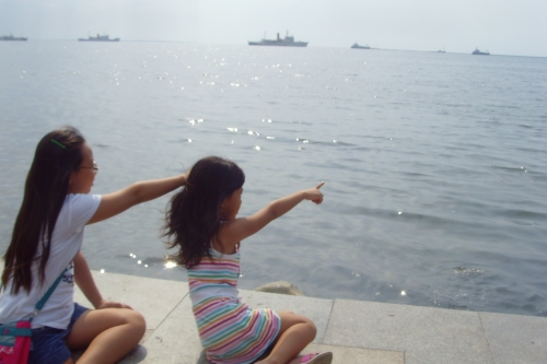 필리핀 마닐라의 대표 관광지 '마닐라 베이'는 아름다운 석양으로 유명하지만 저녁 시간 몰려드는 어린 노숙자들의 구걸 행위에 우범지대로 전락했다. 사진은 대낮 마닐라베이의 풍경. = 이보배 기자