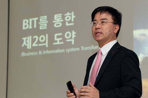  KT의 KT렌탈 매각 발표로 인해 이 전 회장의 주요 인사인 표현명 KT렌탈 사장의 거취가 주목되고 있다. KT는 매각으로 인한 고용대책에 대해서는 아직 정해진 바 없다는 입장이다. ⓒ KT