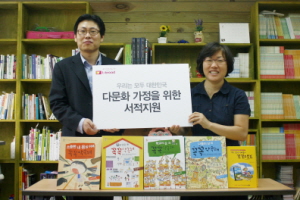  정지훈 티브로드 팀장(왼쪽)과 강주현 서대문구 다문화가정지원센터 사무국장은 서적 전달식을 진행하고 있다. ⓒ 티브로드