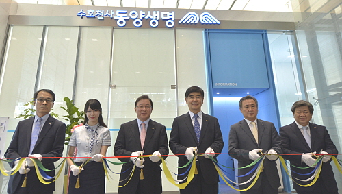  동양생명이 30일 종로구 청진동 그랑서울 빌딩 CS센터 앞에서 신사옥 입주 행사를 진행하고 있다. 사진 왼쪽에서부터 김윤성 전무, 이장미 사원, 구한서 사장, 김영굉 부사장, 조경민 전무, 김상규 전무. ⓒ 동양생명