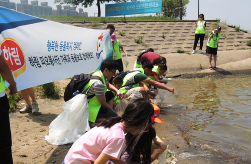  지난 28일 소비자 봉사단으로 이뤄진 하림 피오봉사단 가족이 광나루 한강공원을 찾아 토종생태계 보호활동을 펼쳤다. ⓒ 하림