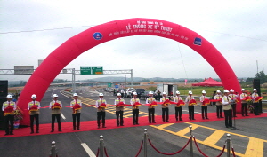  지난 28일 베트남 현지서 진행된 노이바이~라오까이 고속도로 A3구간 개통식 모습. ⓒ 포스코건설
