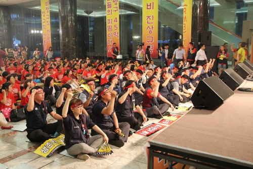  씨티은행 노조가 하영구 행장의 퇴임과 정규직 전환 등을 외치고 있는 모습. ⓒ 씨티은행 노조