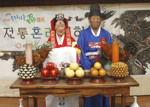  중국에서 귀화한 후 암과 만성신부전으로 투병중인 남편을 간호하느라 결혼식을 올리지 못한 부부가 한화생명 '우리가족 힐링캠프'에 참가해 전통혼례를 올린 후 활짝 웃고 있다. ⓒ 한화생명