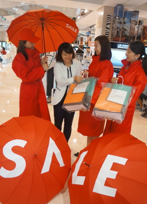 현대백화점은 7월 한달간 비가 오는 날에만 제공하는 '레인 마케팅'을 진행한다. ⓒ 현대백화점