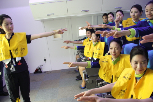  에어부산의 이번 안내방식 개선은 국내항공사 중 가장 앞서 시도되는 것으로, 손님들이 기존 안내방식에 익숙해져 안내방송에 주의를 기울이지 않는 현상이 만연해 실제 비상상황이 생겼을 때 빠른 대피가 쉽지 않을 것이라는 우려 때문이라고 회사 측은 설명했다. ⓒ 에어부산