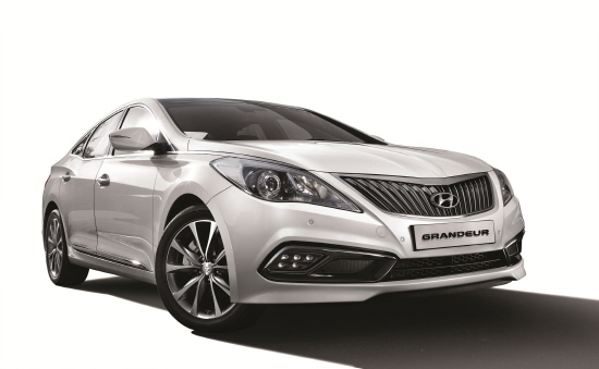  지난 부산 모터쇼에서 공개된 '2015년형 그랜저' 디젤 모델은 유로 6 배기가스 기준에 대응한 R2.2 E-VGT 클린 디젤 엔진을 탑재해 강력한 동력성능과 합리적인 연비를 자랑한다. Ⓒ 현대자동차