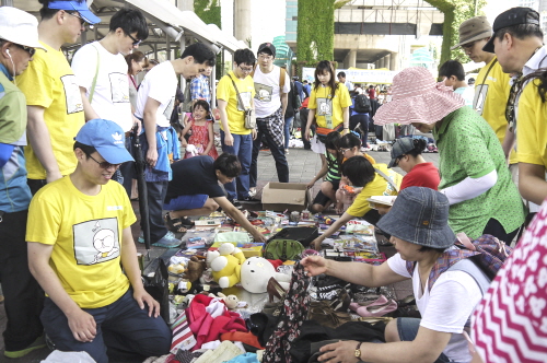  '뚝섬 아름다운나눔장터'에 참가한 고객들이 물건을 살펴보고 있다. ⓒ 교보라이프플래닛