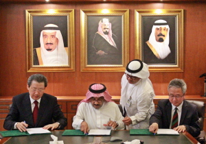  지난 29일 사우디아라비아 제다시 국가방위군병원에서 (왼쪽부터)이철희 분당서울대학교병원장&middot;반다르 알크나위 HA-MNG CEO&middot;육태선 SK텔레콤 신사업추진단장이 '병원정보시스템' 수출 및 합작회사 설립 계약서에 서명하고 있다. ⓒ SK텔레콤