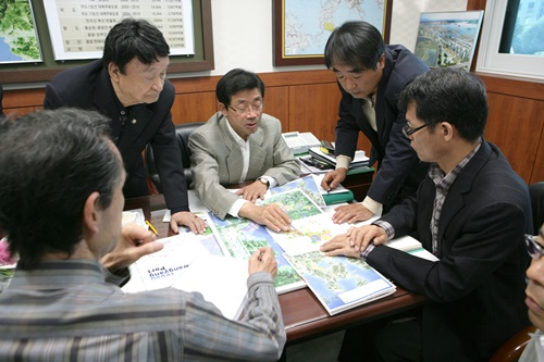 정인화 광양시장 후보가 선거 관계자들과 광양항 발전방안을 숙의하고 있다.ⓒ정인화캠프.