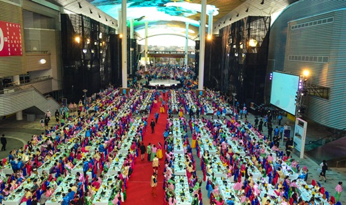 중국 암웨이 인센티브 관광단 3200명이 지난 2일 여수세계박람회장에 마련된 디너쇼에 참석해 만찬을 즐기고 있다. ⓒ여수시