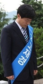 순천.곡성 국회의원 보궐선거에 출마한 고재경 후보가 18일 현충탑을 찾아 묵념하고 있다.ⓒ고재경사무소