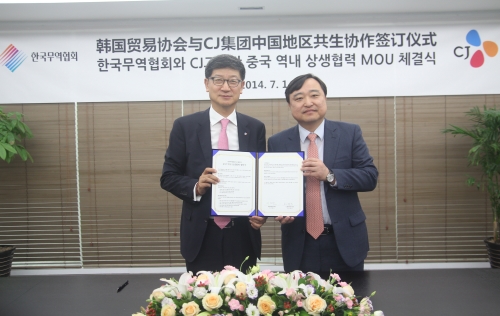  7월1일  CJ 중국본사 상하이 대표처에서 CJ그룹과 한국무역협회가 중소기업의 중국 시장 진출을 공동으로 지원하기 위한 업무협약을 체결했다. CJ 중국본사 박근태 대표(좌)와 한국무역협회 안현호 부회장(우)이 협약 체결 후 기념촬영을 하고 있다. ⓒ CJ