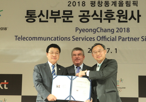  황창규 KT 회장과 토마스 바흐 IOC위원장&middot;김진선 2018평창동계올림픽 조직위원회 위원장은 1일 KT 광화문 사옥 올레스퀘어에서 통신부문 공식 후원사 협약을 체결했다. ⓒ KT