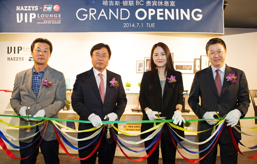  7월1일 명동 소재 헤지스 매장 5층에서 진행된 은련카드 VIP 라운지 오픈식에 참석한 관계자들이 기념촬영을 하고 있다. (오른쪽부터) 원효성 BC카드 부사장, 성보미 은련카드 한국지사 대표, 박연 LF 전무. ⓒ BC카드