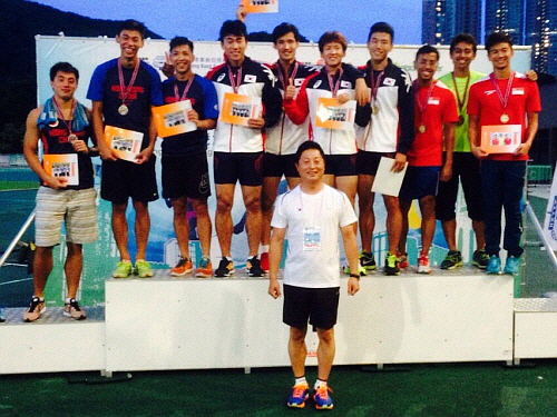 한국중고육상경기연맹 정한 회장이 이번 대회에서 400m 계주 한국신기록을 세운 한국국가대표팀에게 금메달을 시상 후 기념촬영하고 있다. ⓒ 치어스