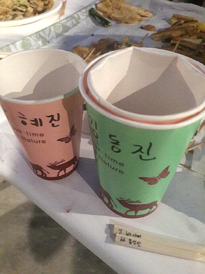  종이컵과 젓가락에 개인이름을 새겨 환경까지 생각하는 스탭스. = 하영인 기자
