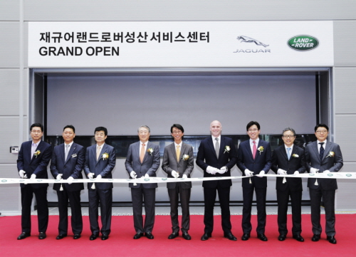  지난 1일 '재규어 랜드로버 코리아 성산서비스센터 오픈 기념식'에 참가한 내빈들이 테이프 커팅을 하고 있다. ⓒ 재규어 랜드로버 코리아