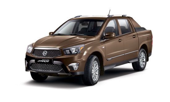 2015 코란도 스포츠(2WD 기준)는 메르세데스-벤츠 E-트로닉 5단 자동변속기가 장착되면서 고속주행 시 탁월한 정숙성을 자랑하며, 복합연비도 기존보다 소폭 향상된 11.8km/L를 달성했다. Ⓒ 쌍용자동차