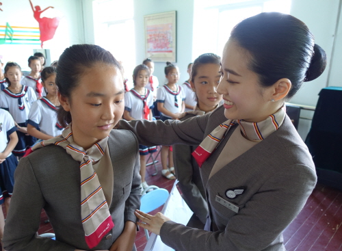  아시아나항공은 중국 선양 쑤자툰구 쉐송루소학교를 찾아 '아름다운 교실'을 선사했으며, 캐빈승무원이 학생들에게 캐빈승무원 직업강연을 실시하고 있다. ⓒ 아시아나항공