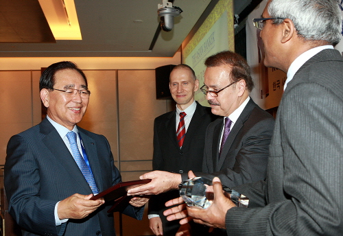  신한금융그룹 한동우 회장(사진 맨 왼쪽)이 2일 개최된 아시안 뱅커 '2014 리더십 대상'에서 한국인 최초로 '아시아태평양 지역 최고 금융CEO'에 선정되어 지미 그루엘 前 미 재무부 차관(오른쪽 가운데)로부터 상패를 받고 있다. ⓒ 신한금융그룹