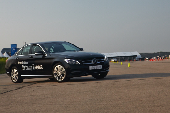  벤츠 C-클래스는 다이내믹한 주행성능을 자랑하는 동시에 다양한 안전 사항을 탑재해 위험한 상황 발생시 뛰어난 안전성을 보장했다. Ⓒ 메르세데스-벤츠 코리아