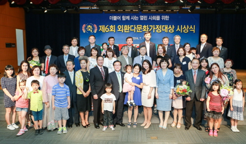  외환은행나눔재단이 지난 1일 국내에서는 처음으로 제정한 전국 규모의 결혼이주민 다문화가정 복지증진을 위한 시상제도인 '제6회 외환다문화가정대상' 시상식을 외환은행 대강당에서 개최하였다. 이날 시상식에서 12명의 개인과 3개 단체가 수상의 영예를 안았으며, 시상식에 참석한 이복실 여성가족부 차관, 이자스민 새누리당 국회의원, 라울 허낸데즈 주한 필리핀 대사, 응우엔 마잉 동 주한 베트남 부대사, 신현승 외환은행 영업총괄그룹 부행장이 수상자 및 가족, 참석한 내외빈과 기념 촬영을 하고 있다. ⓒ 외환은행