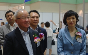  현오석 경제부총리 겸 기획재정부 장관(왼쪽)과 이복실 여성가족부 차관도 시간선택제 박람회를 방문했다.