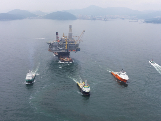  대우조선해양이 건조한 세계 최대 고정식 플랫폼이 옥포조선소를 떠나 러시아 사할린 현지 설치를 위해 이동하고 있다. Ⓒ대우조선해양