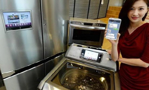  스마트홈 시장을 둘러싼 글로벌 IT 업체들의 타진이 이어지고 있다. 플랫폼 장악을 최종 목표로 하는 이들 업체와 연동성을 통한 시장 확장에 무게를 두려는 한국 전자업체간 차이점이 어떻게 부각될지 주목된다. 사진은 라인에 이어 카카오톡과의 연동에 나선 LG전자 스마트홈 홈챗. ⓒ LG전자