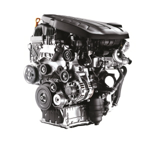  뛰어난 완성도와 내구성을 검증 받은 2.2L R엔진을 개선한 R2.2 E-VGT 디젤 엔진은 최고출력 202마력, 최대토크 45.0kg&middot;m의 뛰어난 성능을 발휘한다. Ⓒ 현대자동차