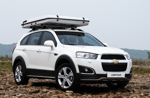  사진 속 모델 캡티바 어드벤처 패키지. 한국GM은 아웃도어 라이프 스타일에 최적화 된 아이템으로 무장한 2015년형 캡티바 어드벤처 패키지를 선보였으며, 각종 편의사양을 채택으로 SUV 다목적 활용성을 극대화했다. ⓒ 한국GM