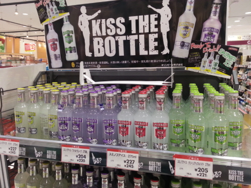  디아지오코리아 이천공장에서 7월 본격 수출된 RTD제품 '스미노프 아이스 그린애플'이 일본 도쿄의 한 대형마트에 진열돼 있다. ⓒ 디아지오코리아