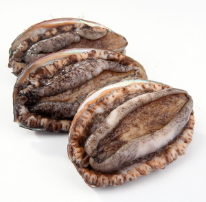  초복(7/18)을 10일 앞두고 롯데마트가 초복 특수 효과를 살핀 결과 삼계탕으로 대표되는 '생닭'보다 '전복'이 초복 특수를 더 크게 누리고 있는 것으로 나타났다. ⓒ 롯데마트