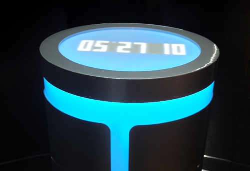 지난 5월 스마트폰으로 나만의 추억을 보관하는 지름 40cm, 높이 120cm의 이색 '서울 타임캡슐'이 서울 시민청 지하 1층에 설치됐다. 위 사진은 서울 타임캡슐의 상단 부분. = 하영인 기자